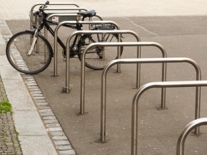 So könnten die neuen Fahrradständer aussehen, natürlich ohne den versiegelten Untergrund. Bild: FotoHiero  / pixelio.de